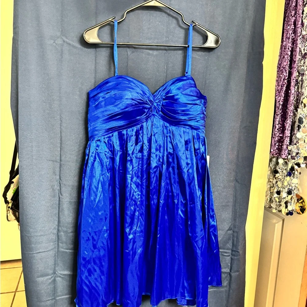 Elegant Blue Dress with Red Accent - Picture 2 of 9